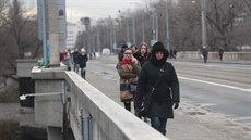 Libeňský most je kvůli havarijnímu stavu uzavřen, přecházet mohou jen chodci a... Libeňský most je kvůli havarijnímu stavu uzavřen, přecházet mohou jen chodci a...