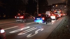 Vrchlického ulice v Praze 5. Typické místo, kde řidiči aut jezdí ve špičkách i... Vrchlického ulice v Praze 5. Typické místo, kde řidiči aut jezdí ve špičkách i...