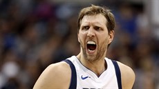 Dirk Nowitzki z Dallasu se raduje z trefy proti Orlandu. Dirk Nowitzki z Dallasu se raduje z trefy proti Orlandu.
