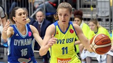 Kateřina Elhotová (vpravo) z USK Praha se snaží uniknout Anně Cruzové z Kursku. Kateřina Elhotová (vpravo) z USK Praha se snaží uniknout Anně Cruzové z Kursku.