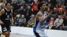 Lee Skinner z Kolína zakončuje na koš Děčína, v pozadí Filip Kroutil. Lee Skinner z Kolína zakončuje na koš Děčína, v pozadí Filip Kroutil.