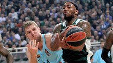 Saša Vezenkov (vlevo) z Barcelony brání Marcuse Denmona z Panathinaikosu. Saša Vezenkov (vlevo) z Barcelony brání Marcuse Denmona z Panathinaikosu.