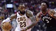LeBron James (23) z Clevelandu se pokouší prosmýknout kolem O. G. Anunobyho (3)... LeBron James (23) z Clevelandu se pokouší prosmýknout kolem O. G. Anunobyho (3)...