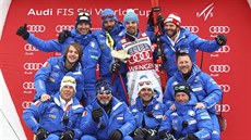 Peter Fill (v bílém) se se svým týmem raduje z malého křišťálového glóbu pro... Peter Fill (v bílém) se se svým týmem raduje z malého křišťálového glóbu pro...