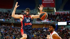 Patricio Garino (v tmavém) z Baskonie ční v utkání s Olympiakosem. Patricio Garino (v tmavém) z Baskonie ční v utkání s Olympiakosem.