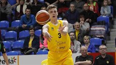 Jakub Slavík z Opavy přihrává během zápasu s Nymburkem. Jakub Slavík z Opavy přihrává během zápasu s Nymburkem.