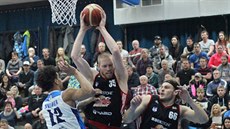 Brett Roseboro ze Svitav se na doskoku dostal k míči přes Leeho Skinnera z... Brett Roseboro ze Svitav se na doskoku dostal k míči přes Leeho Skinnera z...
