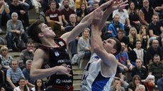 Luboš Kovář (vlevo) ze Svitav v souboji s Davidem Machačem z Kolína. Luboš Kovář (vlevo) ze Svitav v souboji s Davidem Machačem z Kolína.