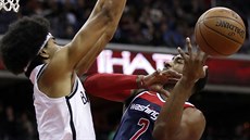 Jarrett Allen (vlevo) z Brooklynu vyráží míč Johnu Wallovi z Washingtonu. Jarrett Allen (vlevo) z Brooklynu vyráží míč Johnu Wallovi z Washingtonu.