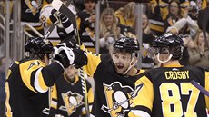 Dominik Simon (uprostřed) slaví svůj gól s pittsburskými spoluhráči Danielem... Dominik Simon (uprostřed) slaví svůj gól s pittsburskými spoluhráči Danielem...