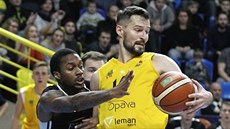 Martin Gniadek (vpravo) z Opavy si kryje míč před Kendrickem Rayem z Nymburka. Martin Gniadek (vpravo) z Opavy si kryje míč před Kendrickem Rayem z Nymburka.