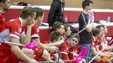 Pardubičtí florbalisté a jejich zraněný spoluhráč Martin Zozulák Pardubičtí florbalisté a jejich zraněný spoluhráč Martin Zozulák