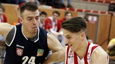Pardubický křídelník Josef Potoček (vpravo) útočí kolem Šimona Ježka z Děčína. Pardubický křídelník Josef Potoček (vpravo) útočí kolem Šimona Ježka z Děčína.