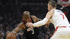 Chris Paul (vlevo) z Houstonu se zarputile dere přes Sama Dekkera z LA Clippers. Chris Paul (vlevo) z Houstonu se zarputile dere přes Sama Dekkera z LA Clippers.