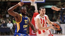 Taylor Rochestie (vpravo) z Crvené zvezdy Bělehrad se snaží uniknout Charlesi... Taylor Rochestie (vpravo) z Crvené zvezdy Bělehrad se snaží uniknout Charlesi...