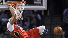 Anthony Davis z New Orleans smečuje v Bostonu. Anthony Davis z New Orleans smečuje v Bostonu.