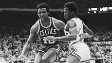 Momentka z roku 1977: Jo Jo White (vlevo) z Bostonu se pokouší obejít Wilbura... Momentka z roku 1977: Jo Jo White (vlevo) z Bostonu se pokouší obejít Wilbura...