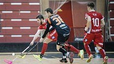 Jakub Burian (vzadu v červeném) z Pardubic se natahuje po míčku před brněnským... Jakub Burian (vzadu v červeném) z Pardubic se natahuje po míčku před brněnským...