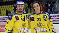Karel Plášek starší pózuje po utkání svého Přerova se synem Karlem mladším. Karel Plášek starší pózuje po utkání svého Přerova se synem Karlem mladším.