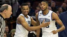 Mikal Bridges (vpravo) a Phil Booth z Villanovy se radují z blíící se výhry...