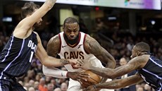 LeBron James (v bílém) z Clevelandu útočí kolem Evana Fourniera (vlevo) a... LeBron James (v bílém) z Clevelandu útočí kolem Evana Fourniera (vlevo) a...
