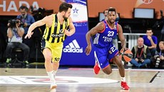 Toney Douglas (vpravo) z Anadolu útočí v zápase s Fenerbahce, krok s ním drží... Toney Douglas (vpravo) z Anadolu útočí v zápase s Fenerbahce, krok s ním drží...