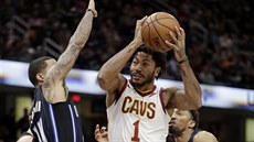 Derrick Rose (uprostřed) z Clevelandu se dere kolem D. J. Augustina (vlevo)... Derrick Rose (uprostřed) z Clevelandu se dere kolem D. J. Augustina (vlevo)...