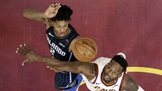 Elfrid Payton (vlevo) z Orlanda a Jeff Green z Clevelandu v souboji pod koem.