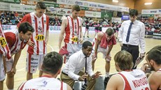 Pardubický trenér Levell Sanders promluvil během time-outu. Pardubický trenér Levell Sanders promluvil během time-outu.