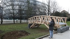 Studenti z ateliéru Zavřel - Jelínek postavili lávku, která povede přes... Studenti z ateliéru Zavřel - Jelínek postavili lávku, která povede přes...