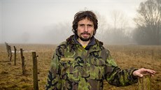 Břeněk Michálek připravuje ohradu na loukách u Josefova. Břeněk Michálek připravuje ohradu na loukách u Josefova.