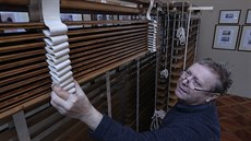 Kastelán Miloš Musil předvádí repliky žaluzií z olše v oknech zámku Velké... Kastelán Miloš Musil předvádí repliky žaluzií z olše v oknech zámku Velké...