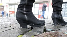 Mírové náměstí a díry mezi dlažebními kostkami Mírové náměstí a díry mezi dlažebními kostkami