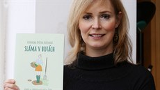 Veronika Kučerová se svou knihou. Veronika Kučerová se svou knihou.