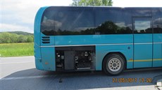 Autobusu se v zadní části odklopilo víko a srazilo cyklistu. Náraz mu amputoval... Autobusu se v zadní části odklopilo víko a srazilo cyklistu. Náraz mu amputoval...