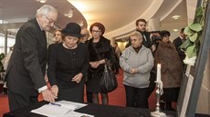 Herec Milan Lasica s chotí Magdou Vááryovou se zapisují do kondolenní knihy...