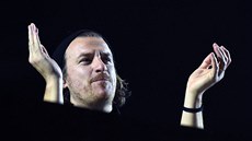Parov Stelar na koncertech kapelu jistí od svých mašinek vzadu. Parov Stelar na koncertech kapelu jistí od svých mašinek vzadu.