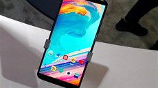 OnePlus 5T na veletrhu CES 2018 OnePlus 5T na veletrhu CES 2018