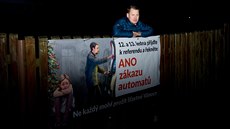 Lidé v Jablonci řekli v referendu ne výherním automatům. Na snímku aktivista a... Lidé v Jablonci řekli v referendu ne výherním automatům. Na snímku aktivista a...