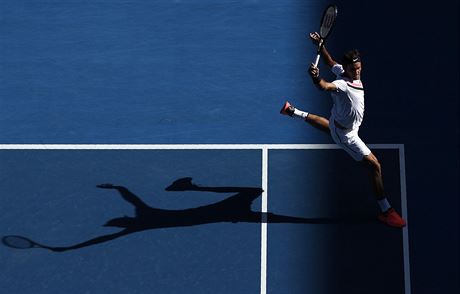 Roger Federer hraje jednorun bekhend v osmifinle Australian Open.