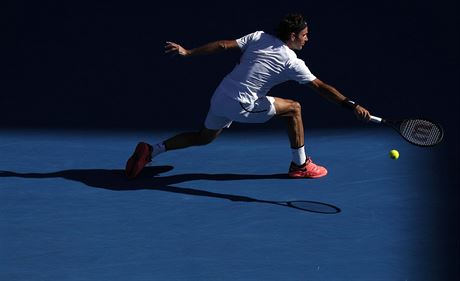 Obhjce titulu Roger Federer v osmifinle Australian Open.