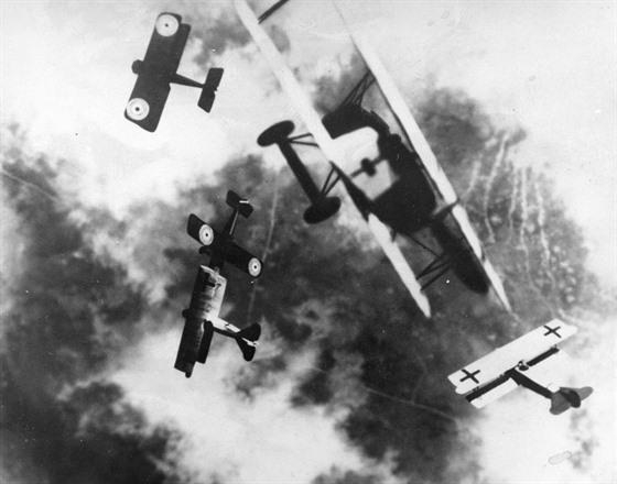 Falená fotografie leteckého souboje z první svtové války od W. D. Archera. Manévrový letecký boj (dogfight) nmeckých Fokker D.VII s britskými S.E.5a.