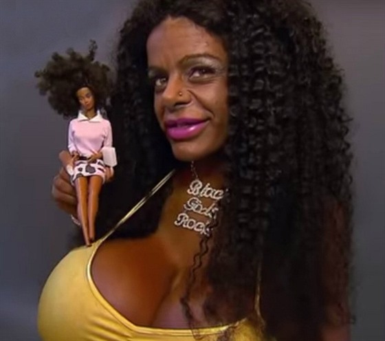 Martina Big tou vypadat jako ernosk panenka Barbie.