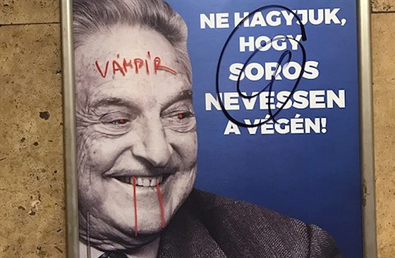 Americký miliardá George Soros jako upír na billboardu v budapeském metru...