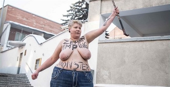 Aktivistka Oleksandra Nminovová z hnutí Femen se na protest odhalila ped...