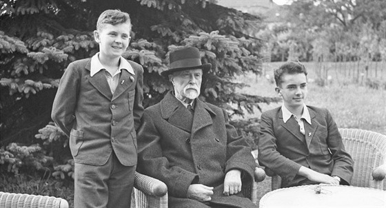 TGM a jeho vnuci. Starí Herbert (vpravo) a mladí Leonard (vlevo) asto...