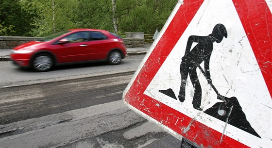 Silniám v Karlovarském kraji chybí na opravy rozbitých cest stovky milion korun. Ilustraní foto.