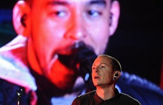 Chester Bennington a Mike Shinoda (na obrazovce) na koncertu Linkin Park v...