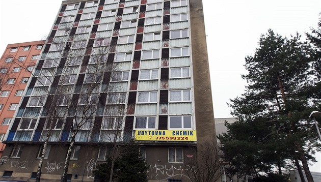 Nkolik desítek obyvatel perovské ubytovny Chemik se muselo do pondlí 29....