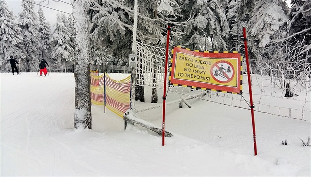 Vlekai na erné hoe instalovali podél sjezdovek sít, pásky a cedule se...